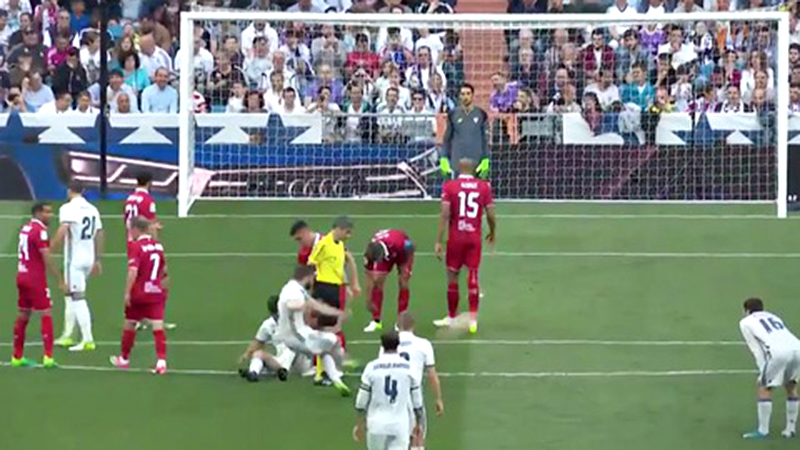 Bàn thắng đá phạt nhanh của Nacho vào lưới Sevilla